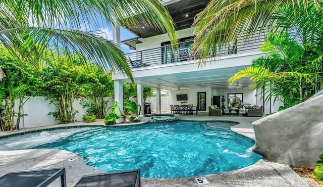 Walk to St. Armands and Lido Key Beach/Gulf Views