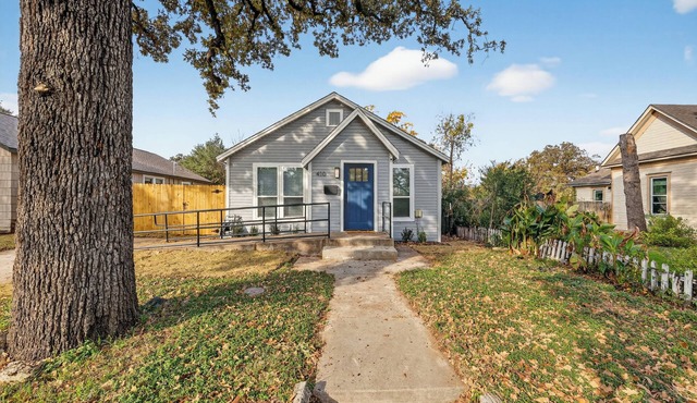 Walk to stadium! Cozy 2br house in historic Old Town Arlington