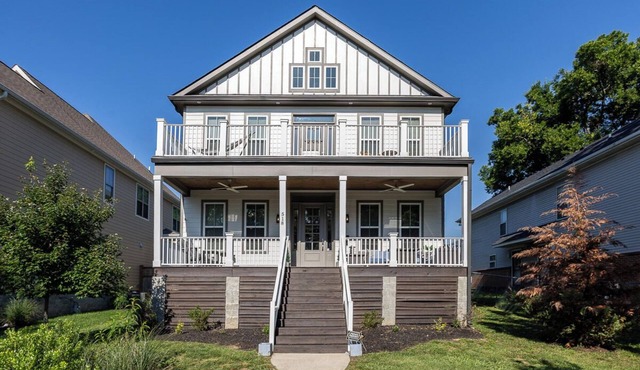 Walk to Stadium & Downtown/King Beds/Porches/Cardio Equip