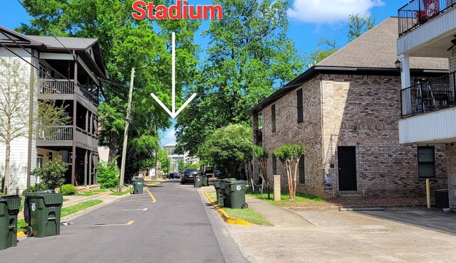 Walk to Stadium/Strip/Downtown! 2 bd/2 bath, Off-street parking!