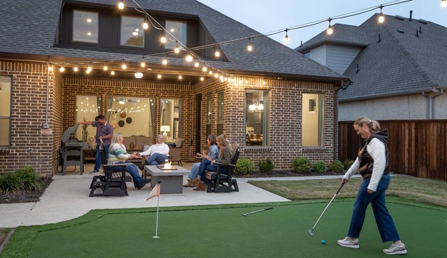 Walk To Stadiums: Game Room Hot Tub Mini Golf 4 Full Bath Prime Location