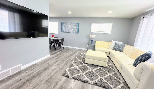 Walk to Starbucks, Anschutz, Dining; 5 King Bedrooms/5 Full Bathrooms