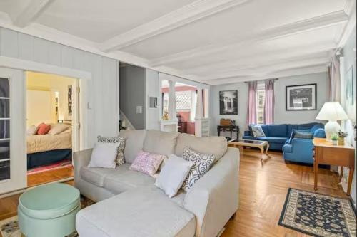 Walk to State park, 6bed,Hot tub & Game room