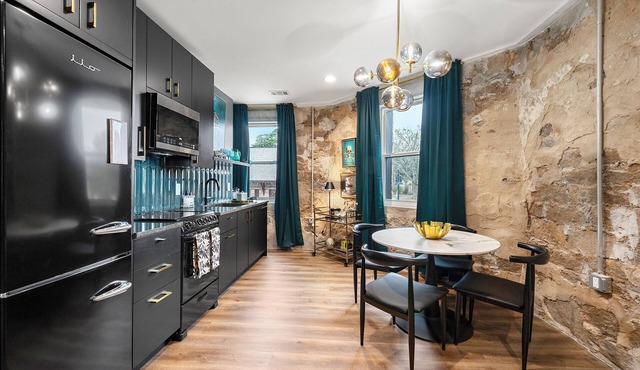 Walk to Stone Mountain Park! Boutique Loft Downtown Stone Mountain GA