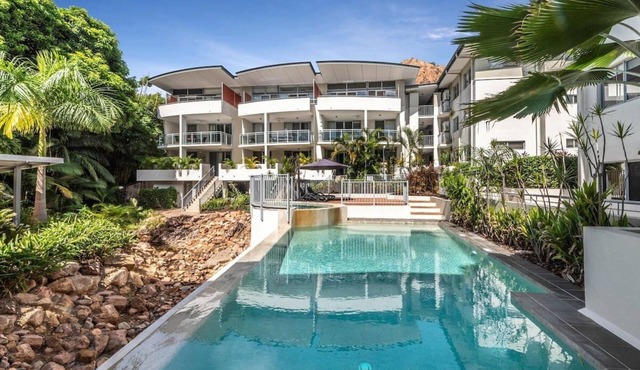 Walk to Strand and Ocean - Luxury Gregory Street Apartment