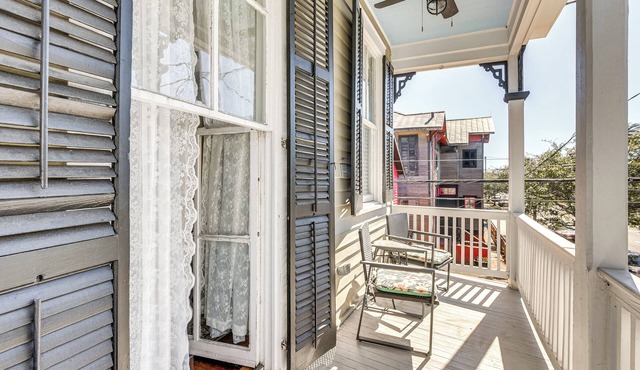 Walk to Strand! Hideaway Haven Family Retreat