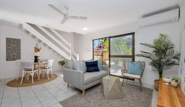 Walk to Strand sleeps 4 - 2 Bedroom 1.5 Bathroom -