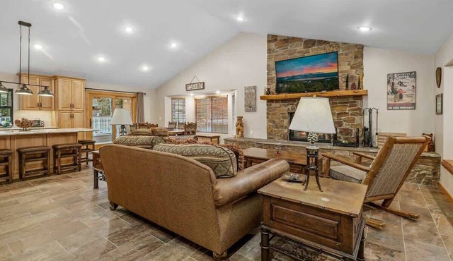 Walk to Summit, Spa, BBQ, Fireplace