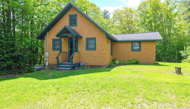 Walk to Sunapee - Screened Porch Bliss + Cool AC
