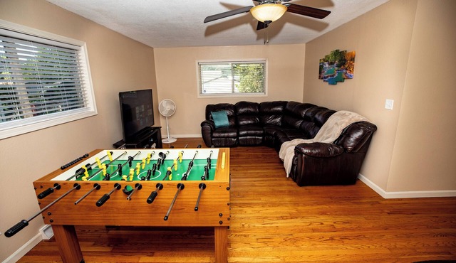 Walk to Sycamore Mall, 5 Min Drive To City Center, 8 Beds Home, Fenced Yard