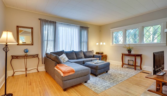 Walk to Syracuse Campus: Family-Friendly Home!