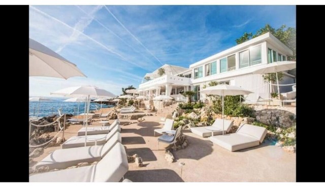 WALK TO THE OCEAN, stylish large 2BR with balcony