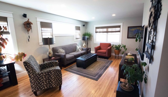Walk to Tennyson St Shopping, Restaurants and Berkeley Park!