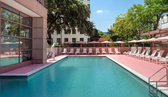 Walk to Texas Capitol + On-site Dining, Pool & Gym