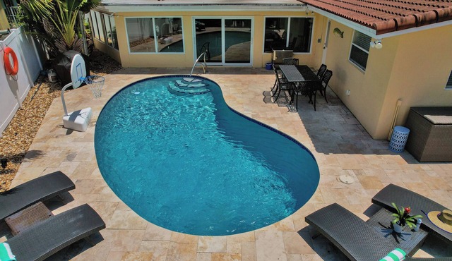 Walk to the beach! Tiki Hut, Waterfront, Heated Pool, kayaks, bicycles, arcade!