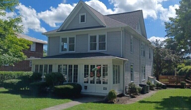 Walk to The Greenbrier 4BR Historic Home Sleeps 8 Downtown White Sulphur