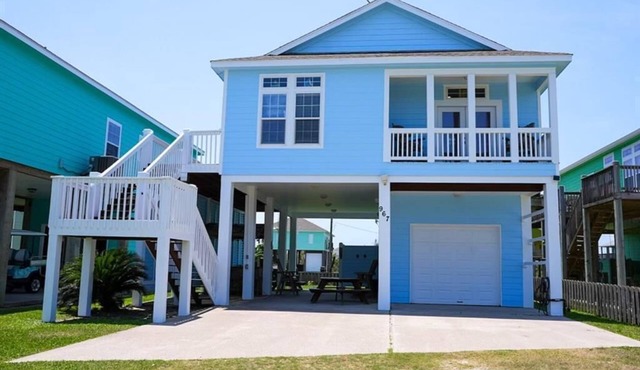 Walk to The Beach! Pet Friendly - King bed