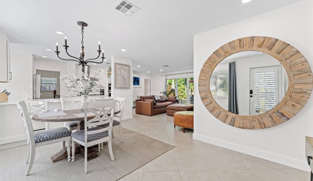 WALK TO THE BEACH! Charming 3-bedroom house in North Palm Beach with AC, WiFi