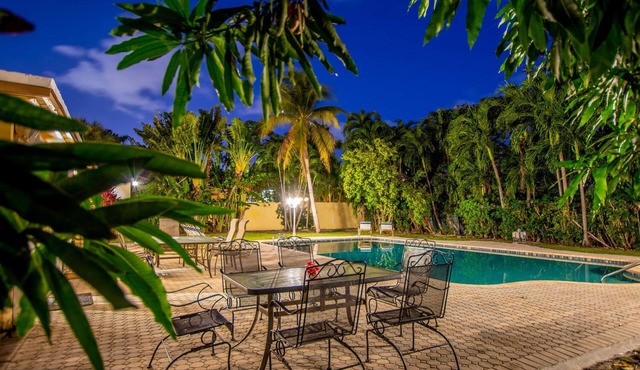 Walk to the Beach, NO Car Needed! Best Location on Fort Lauderdale Beach!