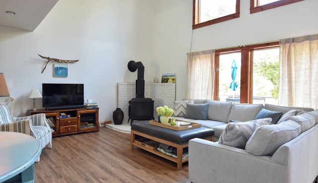 Walk to the beach from this cozy birder cottage! 3beds, 2ba