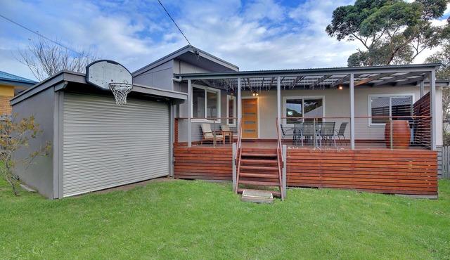 Walk to the beach and Cowes central!