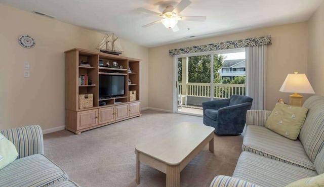Walk to the beach - Condo near the bay with private balcony & pool access
