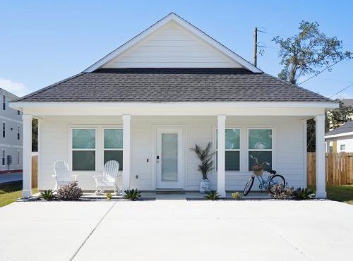 Walk to the beach, comes with two bikes, fully fenced in back yard!