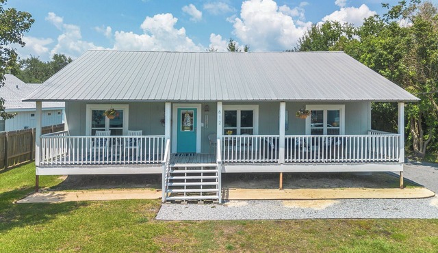 Walk to the Beach & Downtown, Large Front Porch, Premium Bedding