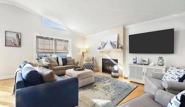 Walk to the Beach! Firepit, Fully Fenced Yard, Grill, Bikes, N64, Pets/EV!