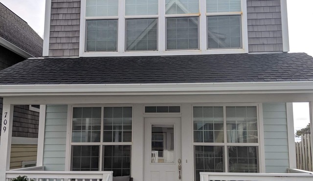 Walk to the Beach from Classic Beach House in Historic Nye Beach. Pet Friendly.