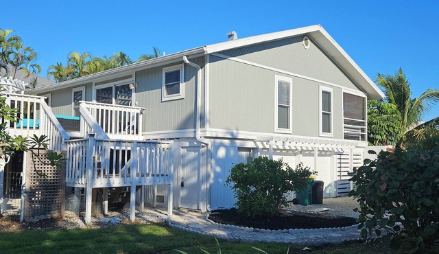Walk to the Beach. Just Renovated. Well Stocked! Serenity and Shelling Oasis.