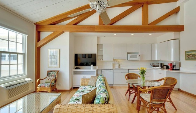 Walk To the Beach! Palm Beach Penthouse Suite