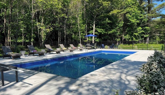 Walk to the beach! Pool/Hot Tub/5 Bedrooms/AC/WiFi