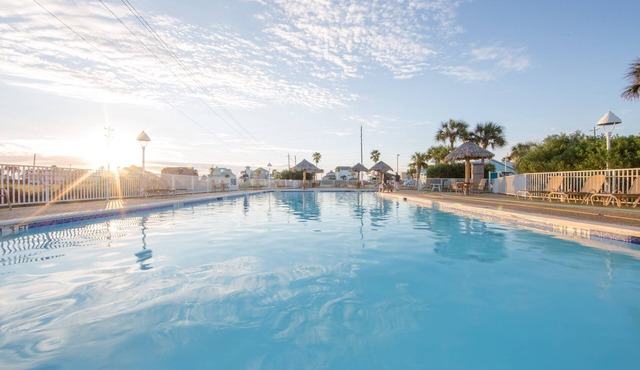 Walk to the Beach. Pool & Hot Tub. Mini Golf