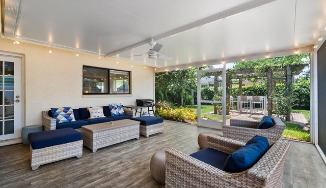 Walk to the beach, restaurants, grocery and more! Enjoy all Naples has to offer