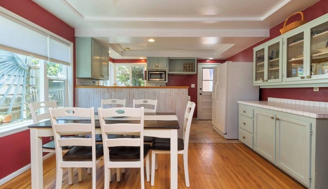 Walk to the beach! The Moonlight Beach Bungalow