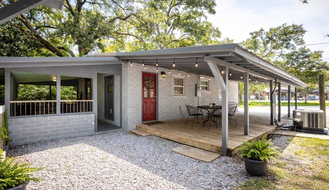 Walk to the beach & Downtown! Ocean Springs in perfect location! Azalea Cottage