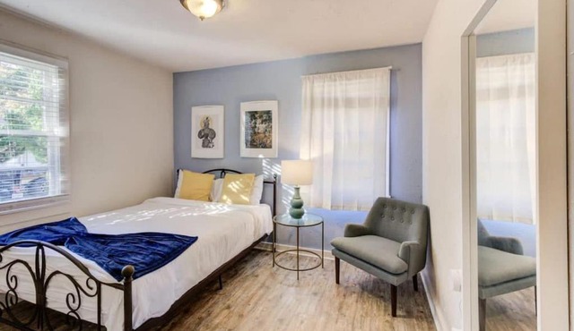 Walk to the Best of Midtown Charming Cottage