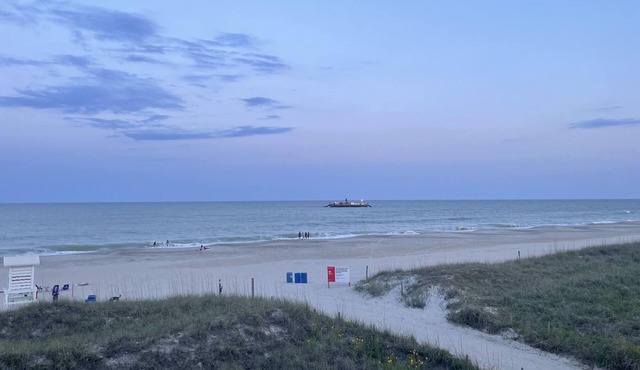 Walk to the Boardwalk and downtown Carolina Beach! Oceanfront !