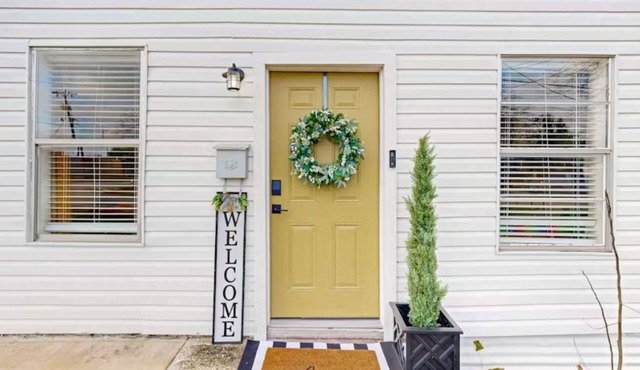 Walk to the Botanical Garden from This Cozy 2BR