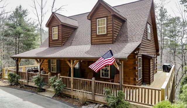 Walk to the Broad River or Mirror Lake! Hot tub and gameroom!