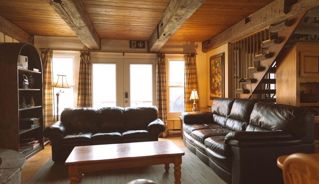 Walk to the Lift, Relax in Comfort – 6 bedroom Blue Mountain Chalet with Hot Tub