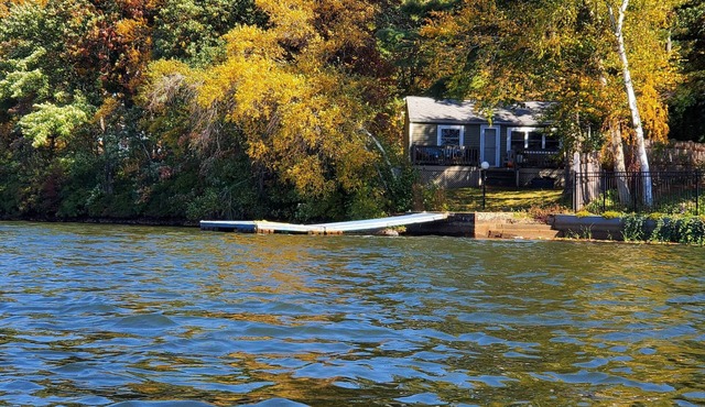 WALK to the FIFA World Cup Games! Lakeside cottage with AirCon sleeps 3-4