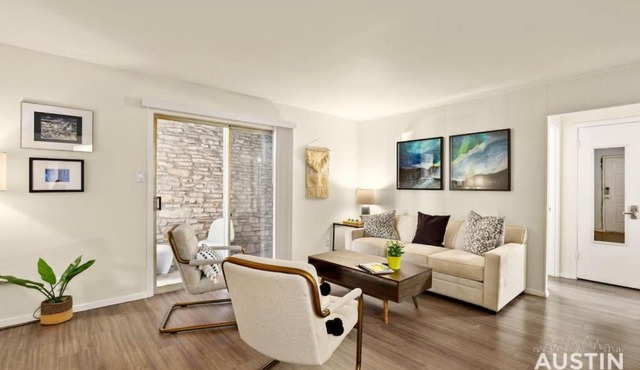 Walk to the Golf Course 2BD Apt, Pool, and Parking