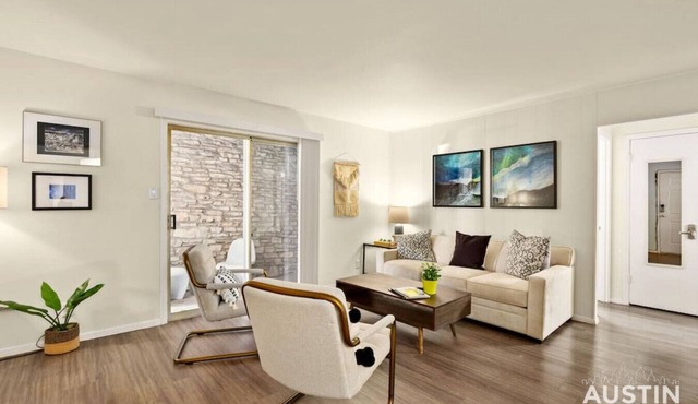 Walk to the Golf Course! 2BD Apt + Pool + Parking