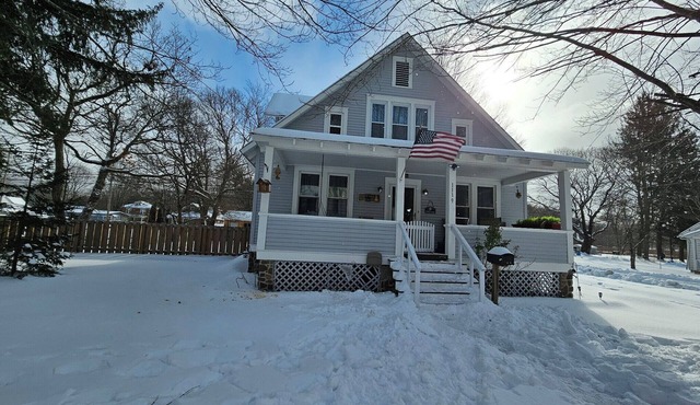 Walk to the Greenbrier bike trails and river! Close to Snowshoe! Dog friendly.