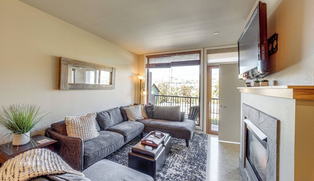 Walk to the Lake: Chelan Condo w/Mtn Views!