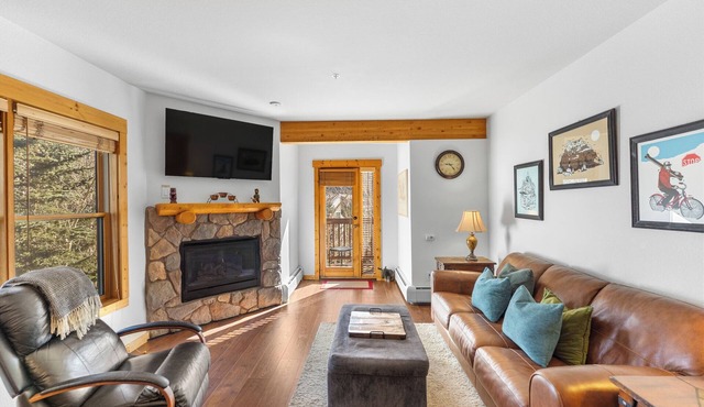 Walk to the Lifts! Cozy Condo with Access to Outdoor Hot Tubs