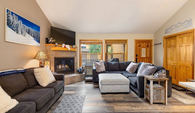 Walk to the Lifts/Private Garage/Hot Tub Access/Custom Kitchen