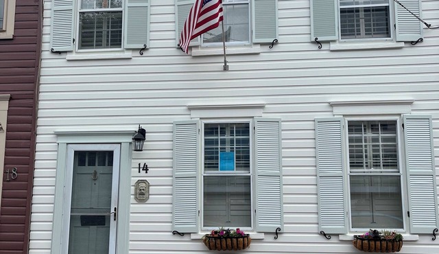 Walk to the Naval Academy and Historic Annapolis. Private parking at the home.